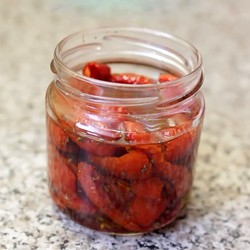 Вяленые помидоры с базиликом и орегано