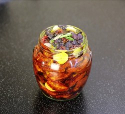 название картинки Вяленые томаты с чесноком, базиликом и розмарином в масле