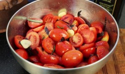 название картинки Вяленые томаты с чесноком, базиликом и розмарином в масле