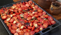 название картинки Вяленые томаты с чесноком, базиликом и розмарином в масле