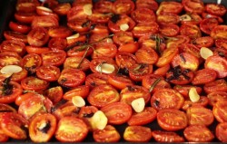 название картинки Вяленые томаты с чесноком, базиликом и розмарином в масле