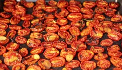 название картинки Вяленые томаты с чесноком, базиликом и розмарином в масле