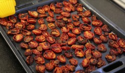 название картинки Вяленые томаты с чесноком, базиликом и розмарином в масле