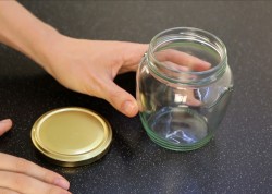 название картинки Вяленые томаты с чесноком, базиликом и розмарином в масле