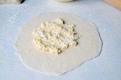 Хачапури с творогом и сыром на сковороде - шаг 8