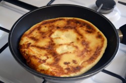 Хачапури с творогом и сыром на сковороде - шаг 10