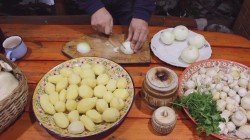 название картинки Грибы с картошкой и луком в казане на костре