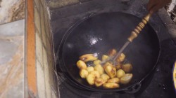 название картинки Грибы с картошкой и луком в казане на костре