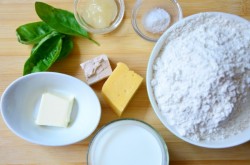 Хлебные палочки с сыром и базиликом