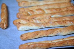 Хлебные палочки с сыром и базиликом