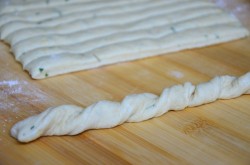 Хлебные палочки с сыром и базиликом