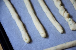 Хлебные палочки с сыром и базиликом