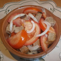 Хлебный салат с помидорами