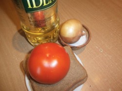 Хлебный салат с помидорами