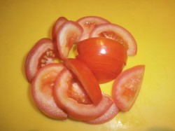 Хлебный салат с помидорами