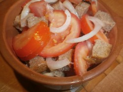 Хлебный салат с помидорами