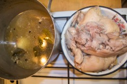 название картинки Холодец из курицы и свиных ножек