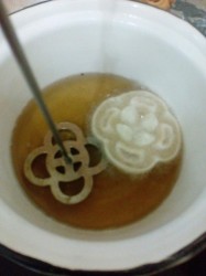 Хворост из жидкого теста на молоке и водке - шаг 5