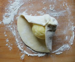 Хычины с картошкой и сыром на сковороде