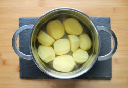 Хычины с картошкой и сыром на сковороде