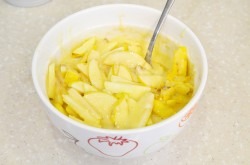 Пирог с яблоками на кефире в духовке