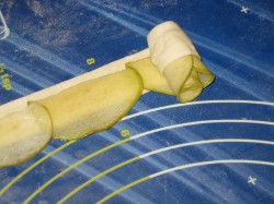 название картинки Десерт из слоеного теста Белые розы