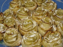 название картинки Десерт из слоеного теста Белые розы