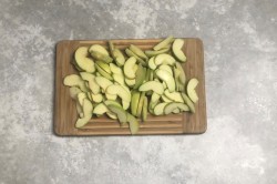 Яблочный пирог из слоеного теста