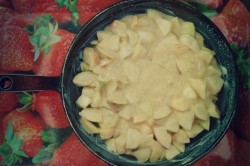 название картинки Яблочный пирог на сковороде быстро и вкусно