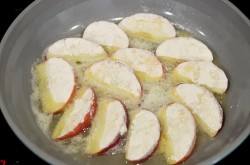 название картинки Яблоки на сковороде жареные