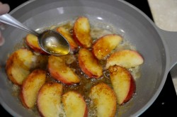 название картинки Яблоки на сковороде жареные