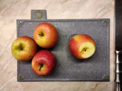 название картинки Яблоки с медом запеченные в микроволновке