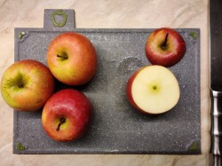 название картинки Яблоки с медом запеченные в микроволновке