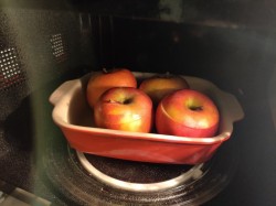 название картинки Яблоки с медом запеченные в микроволновке