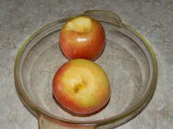 название картинки Яблоки со сметаной в духовке