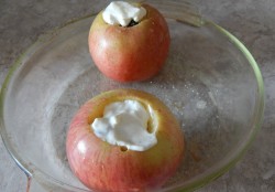 название картинки Яблоки со сметаной в духовке