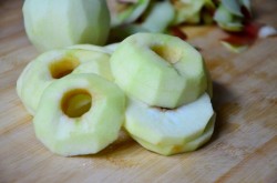 название картинки Жареные яблоки в кляре на молоке быстро и вкусно