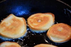 название картинки Жареные яблоки в кляре на молоке быстро и вкусно