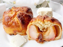 название картинки Яблоки запеченные в дрожжевом тесте в духовке