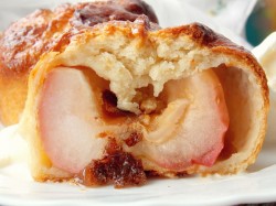 название картинки Яблоки запеченные в дрожжевом тесте в духовке