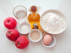 название картинки Яблоки запеченные в дрожжевом тесте в духовке