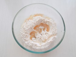 название картинки Яблоки запеченные в дрожжевом тесте в духовке