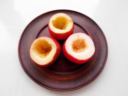 название картинки Яблоки запеченные в дрожжевом тесте в духовке