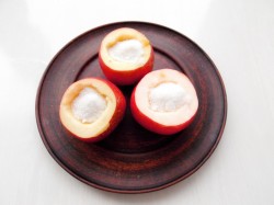 название картинки Яблоки запеченные в дрожжевом тесте в духовке