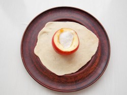 название картинки Яблоки запеченные в дрожжевом тесте в духовке