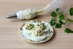 Яйца фаршированные печенью трески - шаг 7 Яйца фаршированные печенью трески - шаг 7