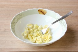 Яйца фаршированные печенью трески - шаг 3 Яйца фаршированные печенью трески - шаг 3