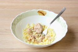 Яйца фаршированные печенью трески - шаг 4 Яйца фаршированные печенью трески - шаг 4