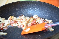 название картинки Яйца на завтрак в горшочках