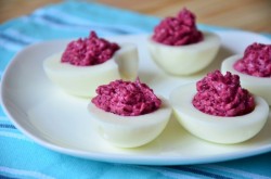 Яйца с сельдью и свеклой на новогодний стол